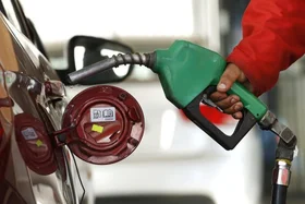 Gobierno analiza mezcla de gasolina con 10% de etanol para reducir costos