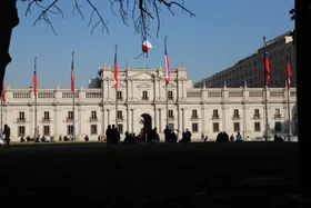 Fitch mantiene calificación de Chile en A- y prevé deuda bajo 43% del PIB en 2026