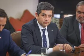 Diputado Valenzuela impulsa proyecto para limitar confidencialidad en empresas estatales