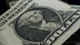 Dólar cierra en 990 pesos y acumula alza de 12% en 2026