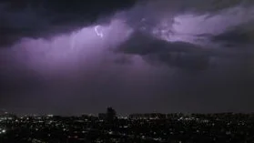 Senapred emite alerta preventiva por tormentas eléctricas y posibles aluviones en la RM