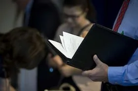 Desempleo entre profesionales con educación superior subió a 8,3% en 12 meses
