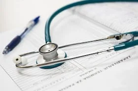 Prisión preventiva para dos médicos de La Serena acusados de emitir más de 21 mil licencias falsas
