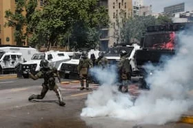 Marcha por los siete años del 18-O termina con 29 detenidos y carabineros lesionados en Santiago