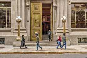 Alza del dólar: el mercado empieza a considerar que el Banco Central suba la tasa antes de fin de año