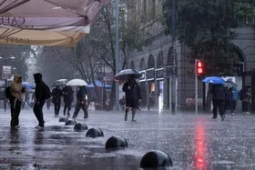 Sistema frontal: Senapred ordena evacuar campamento en Talagante por desborde del Mapocho y Mineduc confirma regreso a clases este miércoles