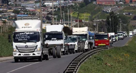 Camioneros convocan a consulta nacional y gremio de buses pide medidas urgentes tras nueva alza de $91,5 en el diésel