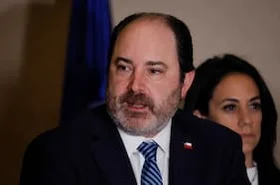 Ministro Rau pide a quienes están por jubilar postergar la decisión unos meses tras la caída del Fondo E