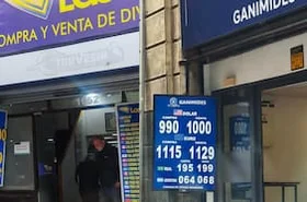 Dólar cierra en $995 y toca los $1.000 en casas de cambio por alza del petróleo; Moody's mantiene la nota de Chile