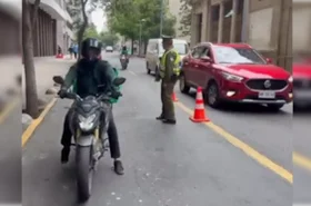 Carabineros retira 106 motos en cuatro comunas de Santiago: 88 conductores manejaban sin licencia