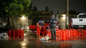 Quebrada Honda vuelve a desbordarse en Las Condes: 50 albergados en la RM y clases suspendidas en el sector oriente